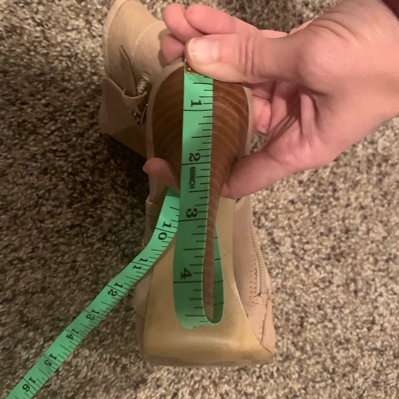 Nine West stylish booties w/ buckle. Tan. Size 8 - Picture 5 of 5